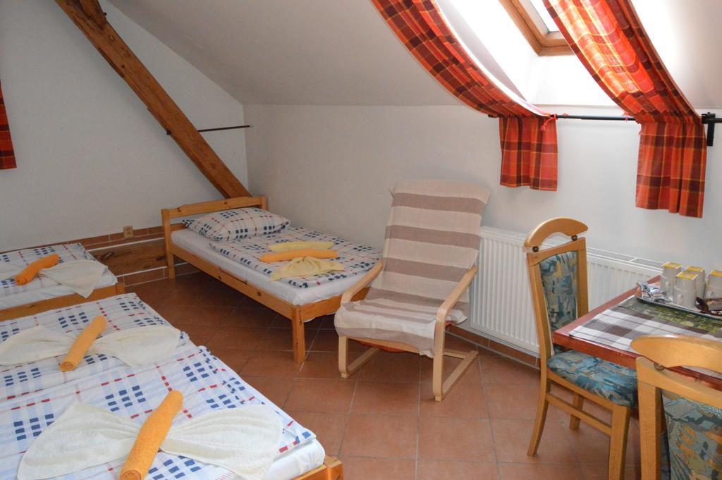 Restaurace A Penzion U Lva Karlštejn Extérieur photo