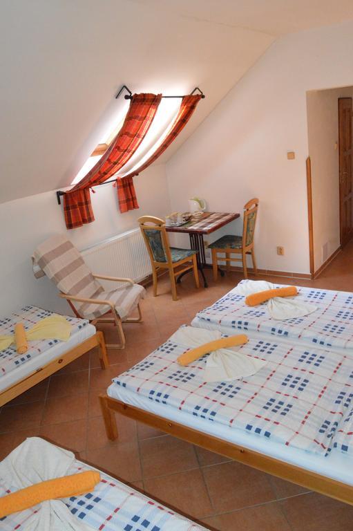 Restaurace A Penzion U Lva Karlštejn Extérieur photo