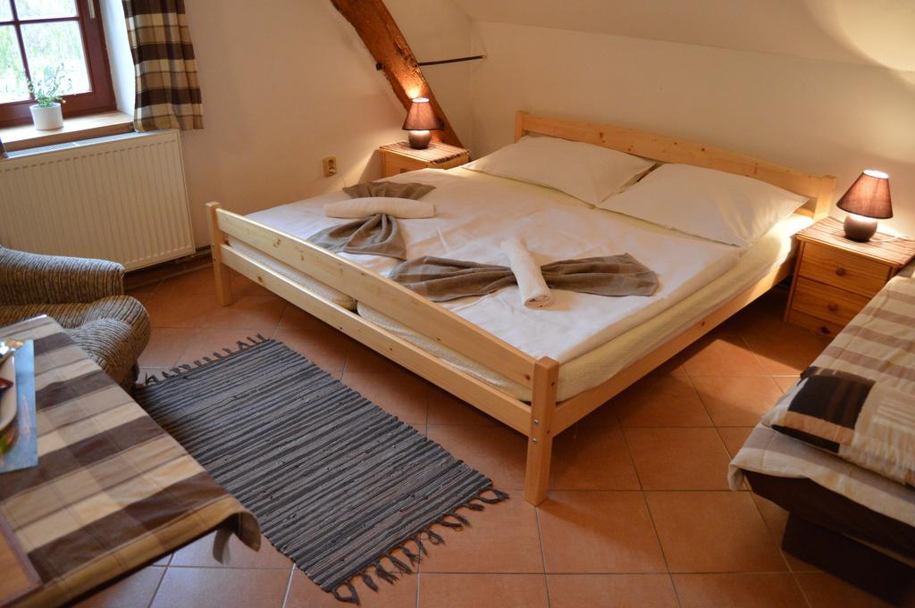 Restaurace A Penzion U Lva Karlštejn Extérieur photo
