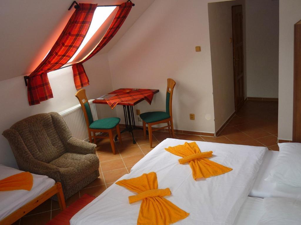 Restaurace A Penzion U Lva Karlštejn Chambre photo