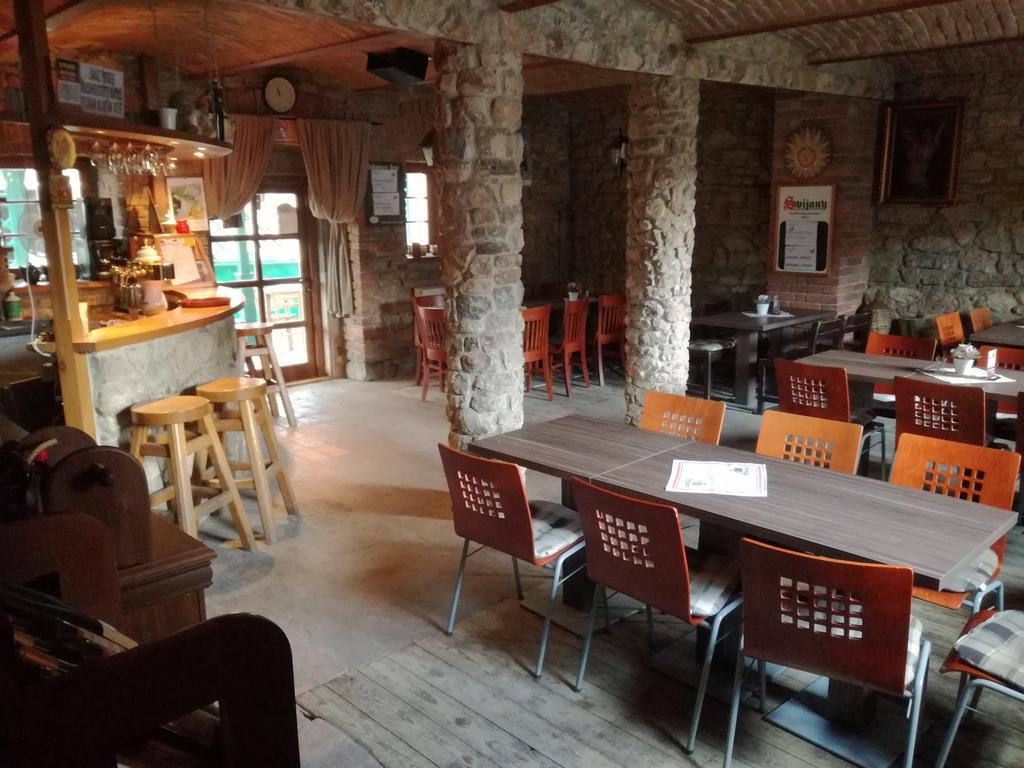 Restaurace A Penzion U Lva Karlštejn Extérieur photo