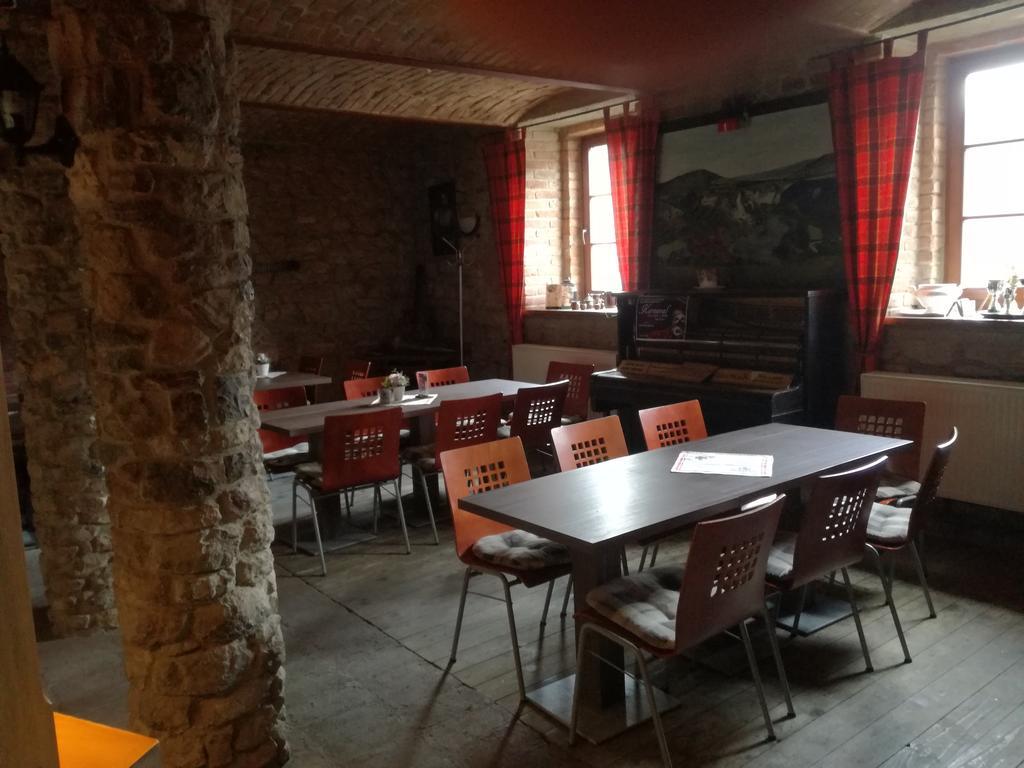 Restaurace A Penzion U Lva Karlštejn Extérieur photo
