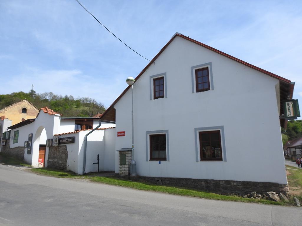 Restaurace A Penzion U Lva Karlštejn Extérieur photo