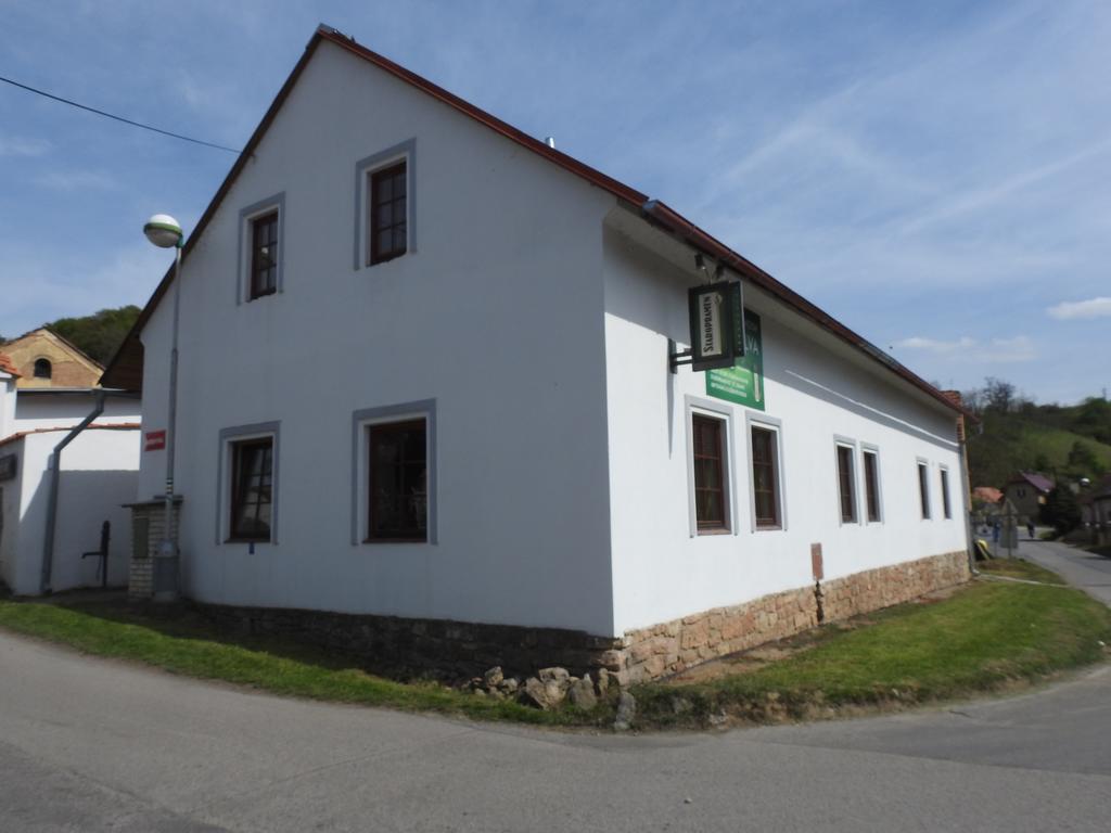 Restaurace A Penzion U Lva Karlštejn Extérieur photo