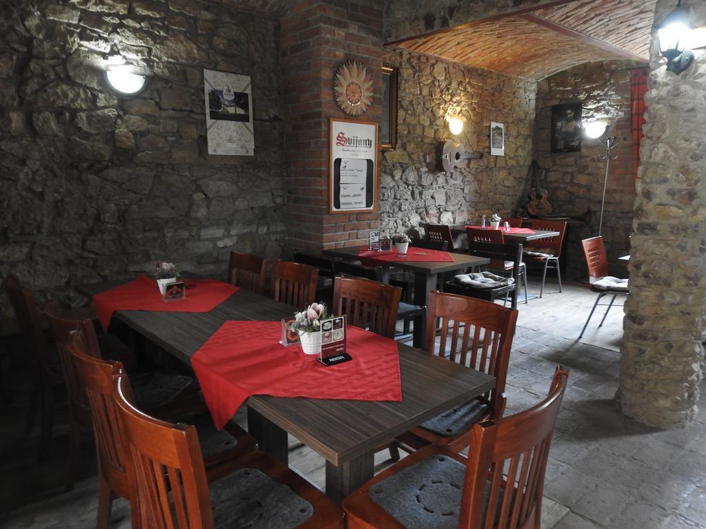 Restaurace A Penzion U Lva Karlštejn Extérieur photo
