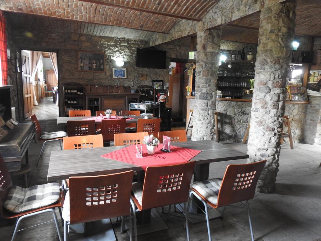 Restaurace A Penzion U Lva Karlštejn Extérieur photo