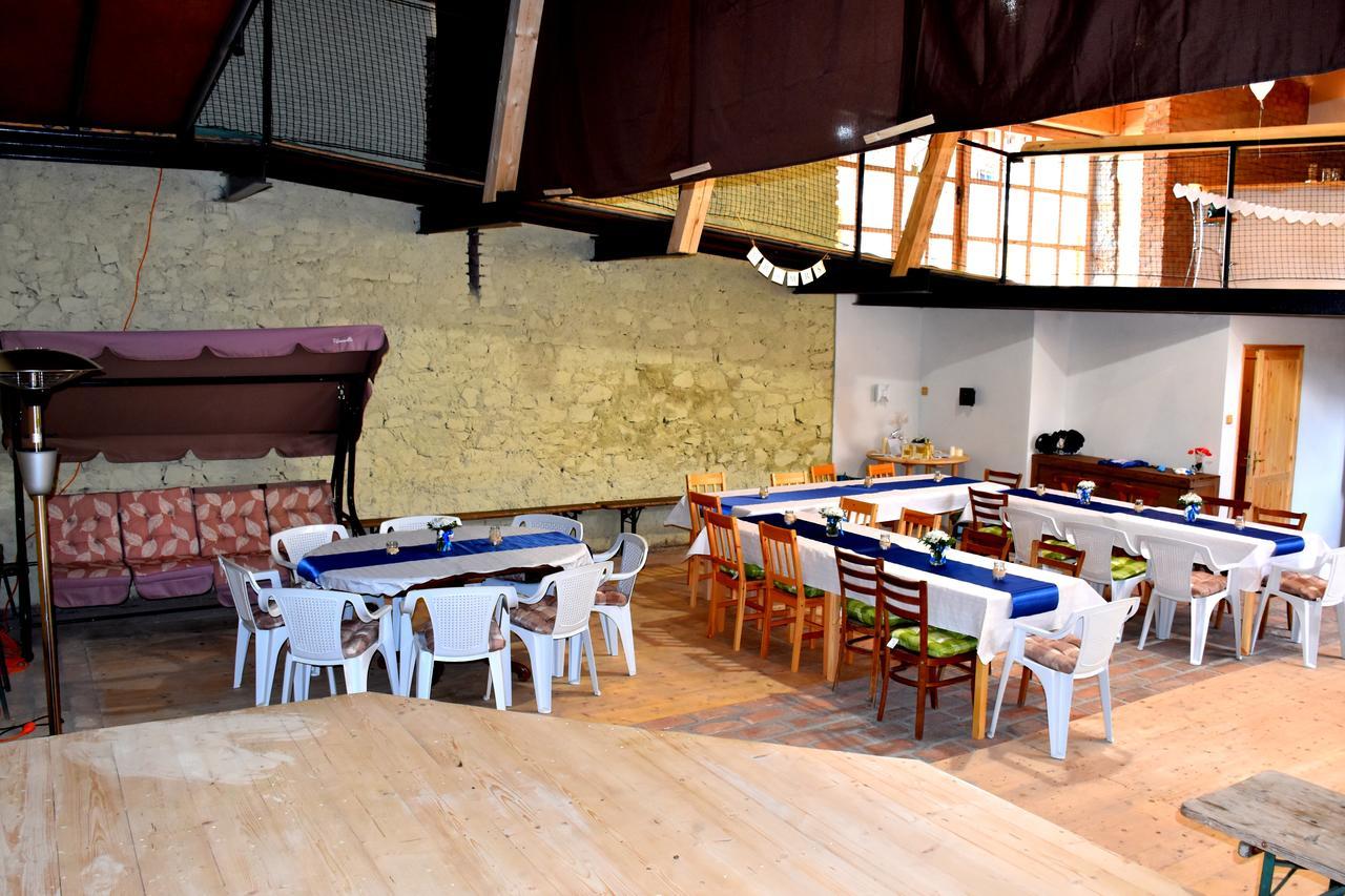 Restaurace A Penzion U Lva Karlštejn Extérieur photo